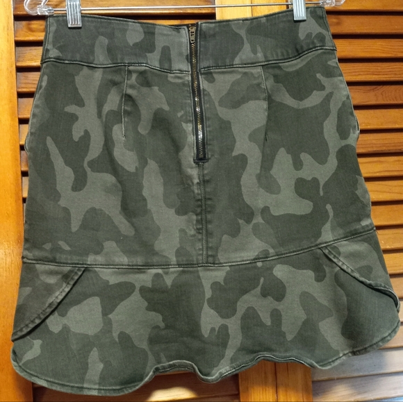 White House Black Market Camo Flounce Hem Boot Women's Skirt Size 6 - Picture 3 of 13